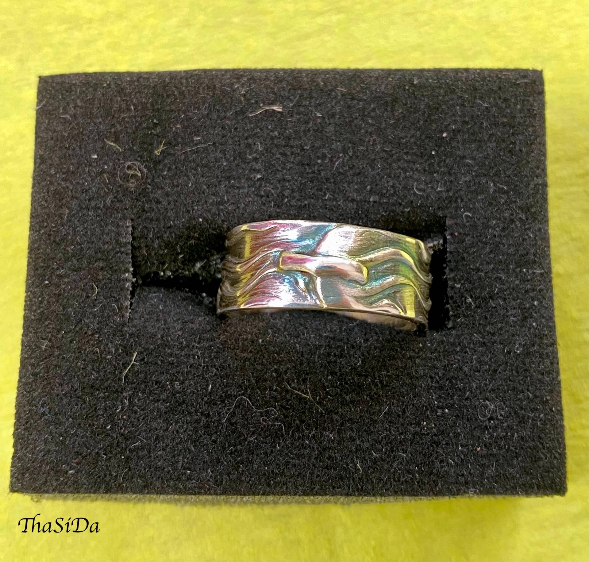It's Love Wellig Strukturierter Silber-Bandring Mit Schloss-Ähnlichem Design Für Ihre Geheime Botschaft An Einen Besonderen Menschen It's Love Wellig Strukturierter Silber-Bandring Mit Schloss-Ähnlichem Design Für Ihre Geheime Botschaft An Einen Besonderen Menschen von ThaSiDa