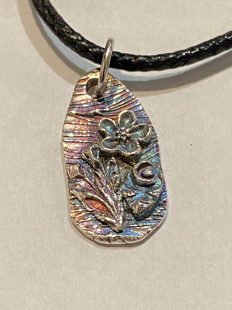 Strukturierter Sterling Silber Blumen Anhänger, Patina Finish von ThaSiDa