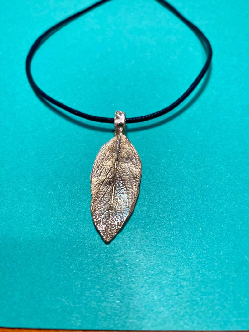 Salbei Blatt Silber Anhänger. Zwei-In-Eins, Beidseitig Strukturiert, Einzigartiges Design, Von Grund Auf Handgemacht von ThaSiDa