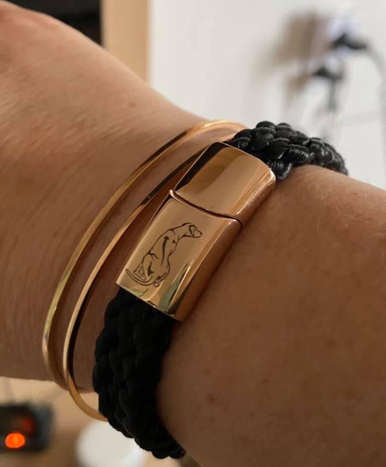 Geflochtenes Schwarzes Flachseil Mit Rosé Gold Magnetverschluss Und Rhodesian Ridgeback Gravur von Thabanas