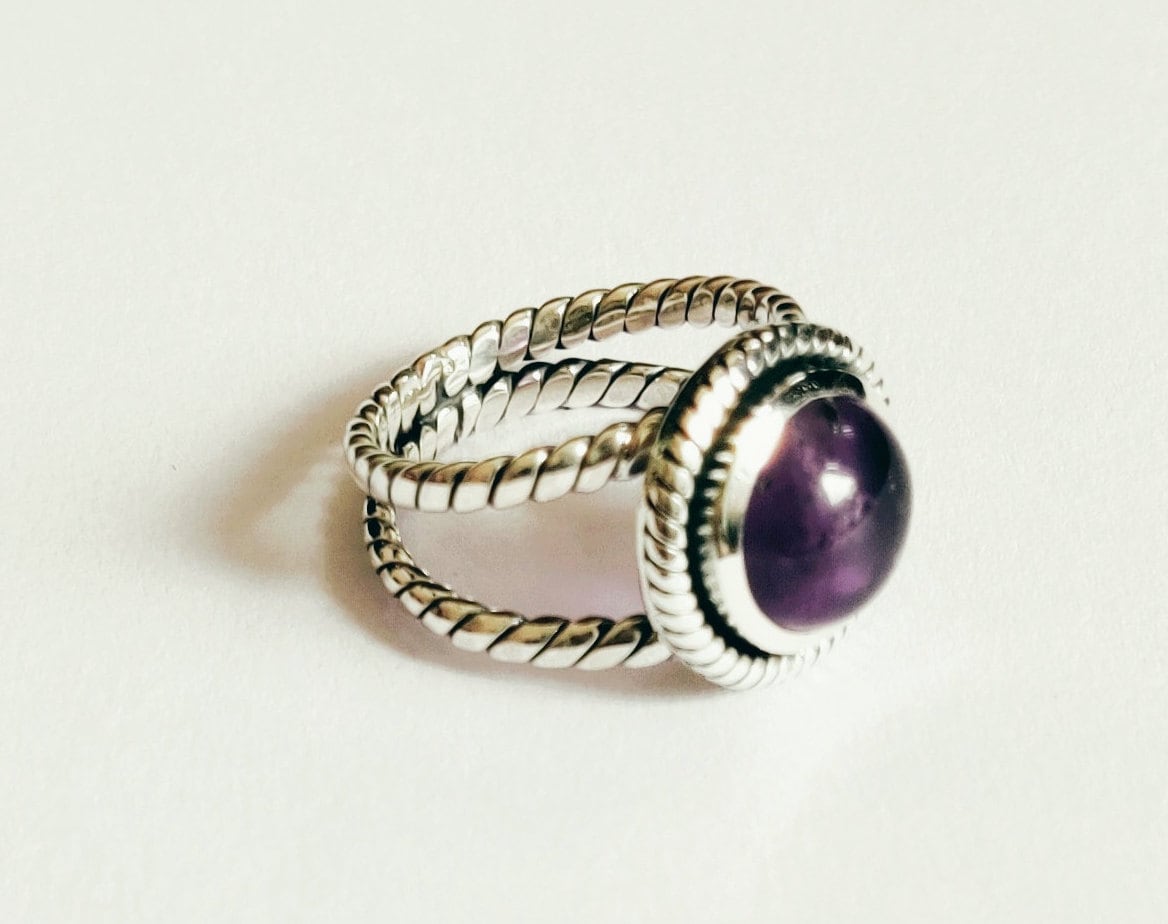 Handgemachter Silberring Mit Amethyst Besetzt von Thagallerydesigns