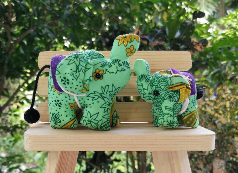 Elefant-Schlüsselanhänger Stoff Paare Geschenkset Handgemachte Elefantgeschenke Schlüsselbund Elefant-Jubiläumsgeschenk Und Geschenk Für Frauen von ThaiHomemadeandCraft
