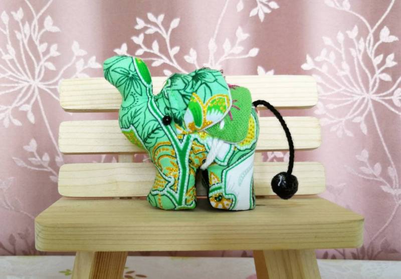 Schlüsselanhänger Elefant-Puppe Stoff-Süße Tiere Thai Handgemachter Keychain Für Frauen-Schlüsselanhänger Buntes Geschenk Jahrestag von ThaiHomemadeandCraft