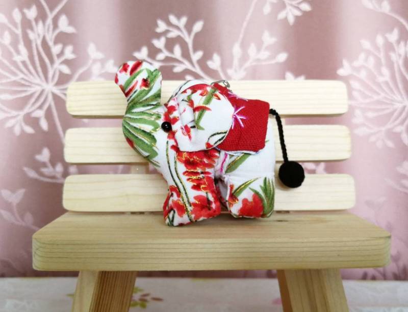 Schlüsselanhänger Elefant Stoff Handgemacht Thailand Hochzeit Für Geburtstagsgeschenk Charme Niedliche Puppe Schlüsselring Keychain Geschenk Sie von ThaiHomemadeandCraft