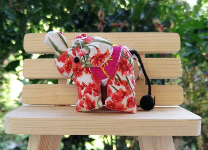 Schlüsselanhänger Elefant Stoff Handgemachte Puppe Niedliche Tierzubehör Tasche Keychain Für Frauen Geschenk Jahrestag Geburtstagsgeschenk von ThaiHomemadeandCraft
