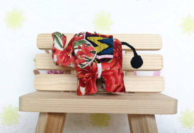 Schlüsselanhänger Elefant Stoff Handmade Thailand Hochzeit Für Geburtstagsgeschenk Charm Niedliche Puppe Weihnachtsschmuck von ThaiHomemadeandCraft