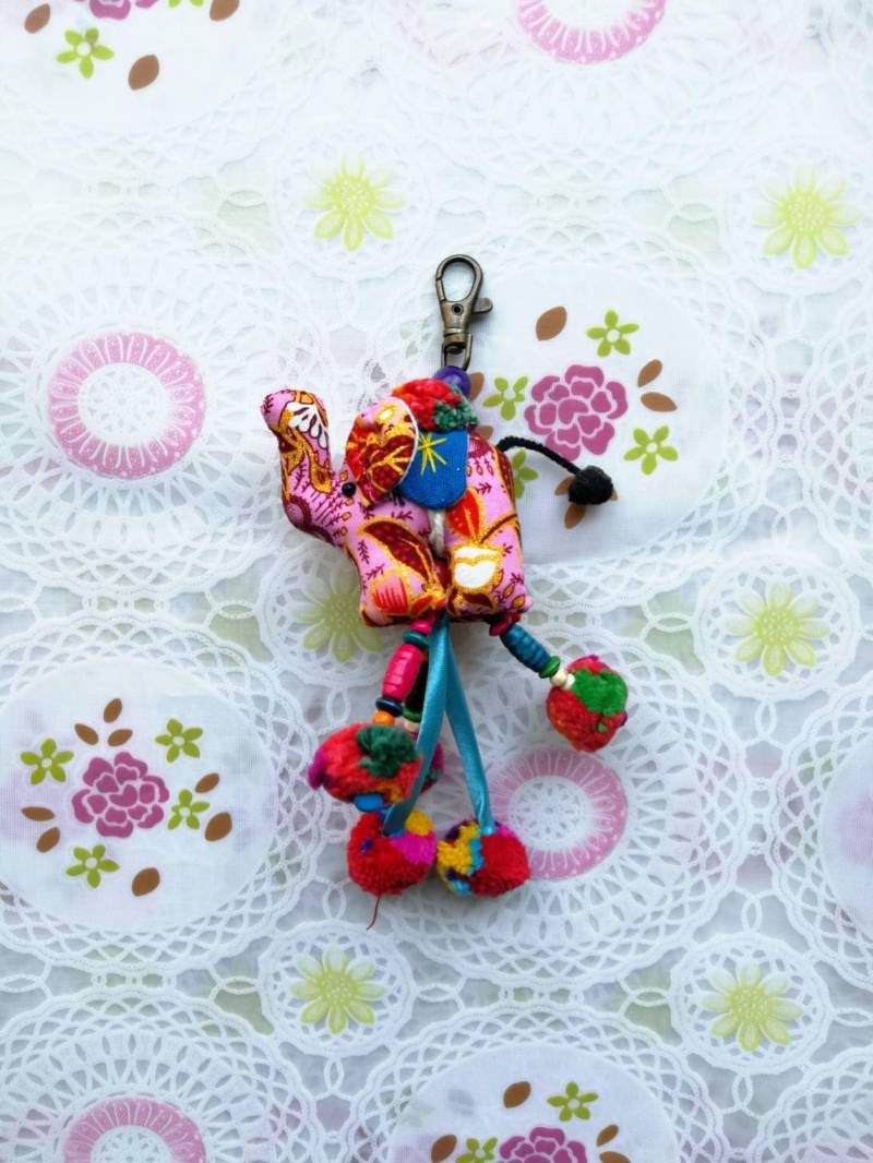 Schlüsselanhänger Elefant Stoff Handmade Thailand Hochzeit Für Geburtstagsgeschenk Charme Niedliche Puppe Geschenk Sie Frauen von ThaiHomemadeandCraft