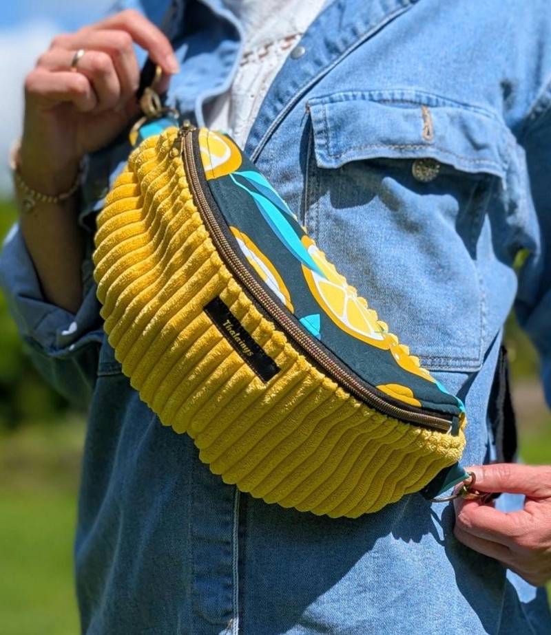 Gürteltasche, Hipbag, Crossybag Aus Gelbfarbenen Breitcord Und Baumwoll-Zitronen Stoff Mit Baumwollgurt Metallkarabiner von Thalainys