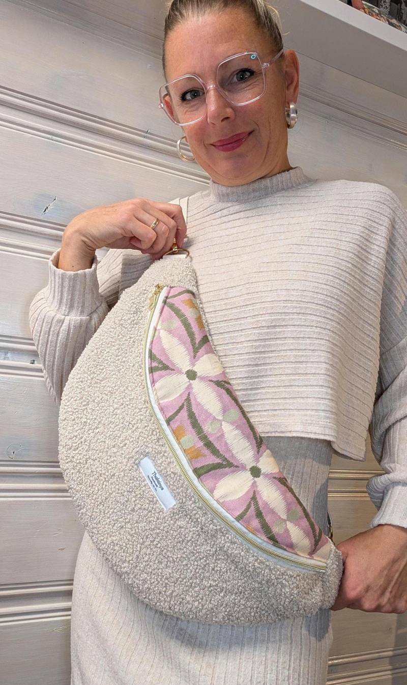 xxl Gürteltasche, Hipbag, Crossybag Aus Teddyplüsch Mit Blumen-Muster, Baumwollgurt Und Metallkarabiner von Thalainys