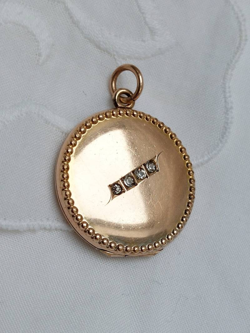 1903 Antique Edwardian Gold Medaillon Mit Strasssteinen Und Monogramm 1903 Antique Edwardian Gold Medaillon Mit Strasssteinen Und Monogramm von Thalievintage