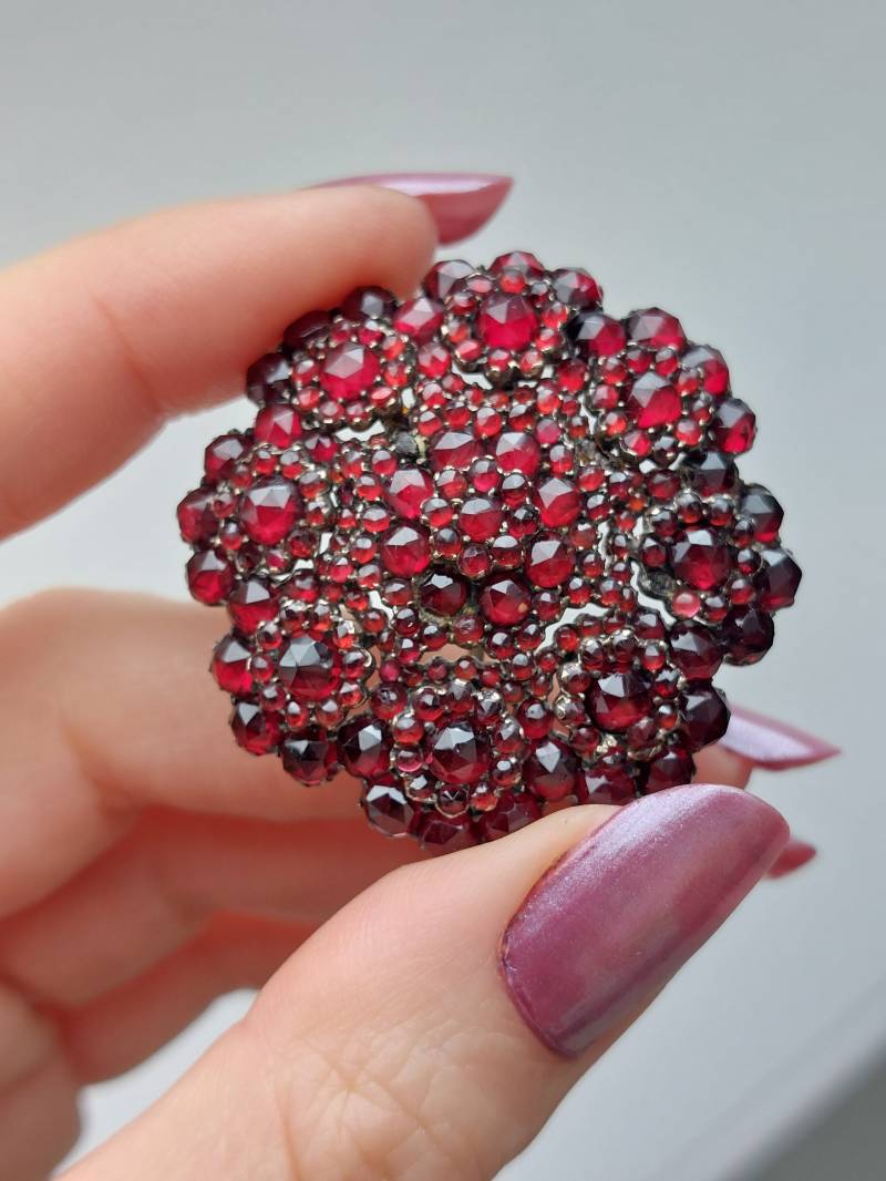 Antike Blumen Granat Brosche von Thalievintage