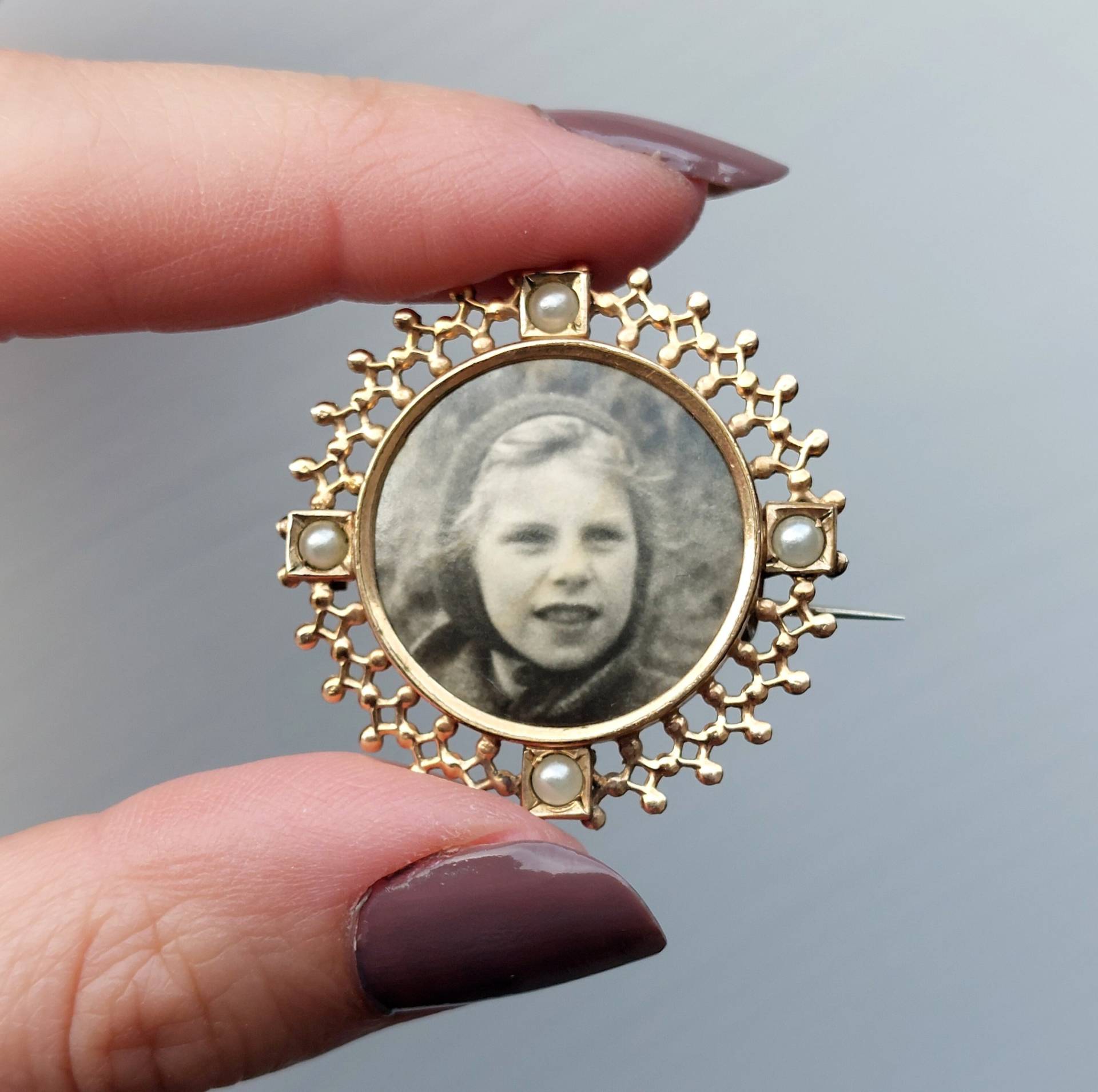 Antike Rose Gold Brosche Mit Saatperlen Und Eine Mädchen Fotografie Antike Rose Gold Brosche Mit Saatperlen Und Eine Mädchen Fotografie von Thalievintage