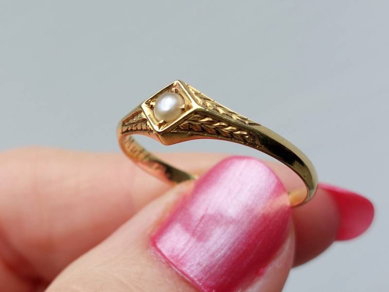 Antiker Ring Aus 18 Karat Mit Verzierten Ringschultern Und Perle von Thalievintage