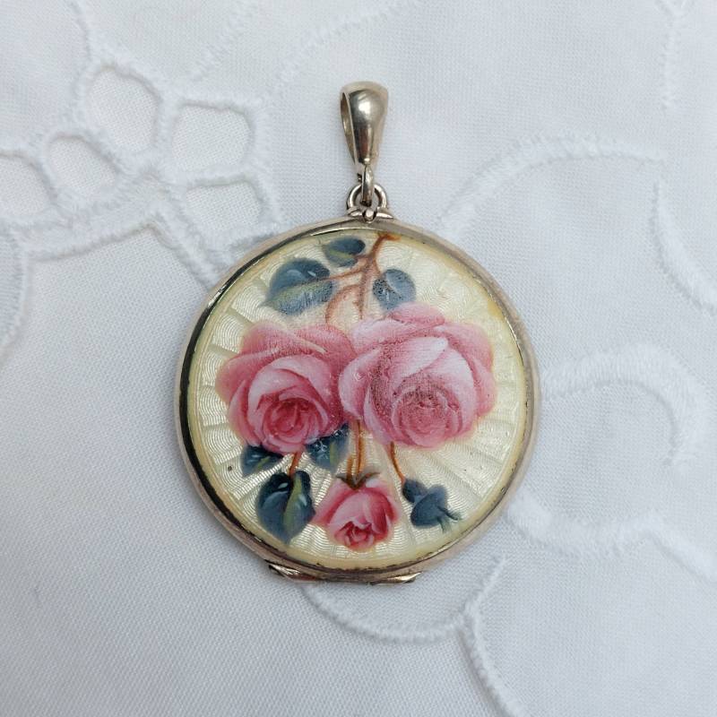 Antikes Edwardian Guilloche Emaille Medaillon Mit Handbemalten Rosen Antikes Edwardian Guilloche Emaille Medaillon Mit Handbemalten Rosen von Thalievintage