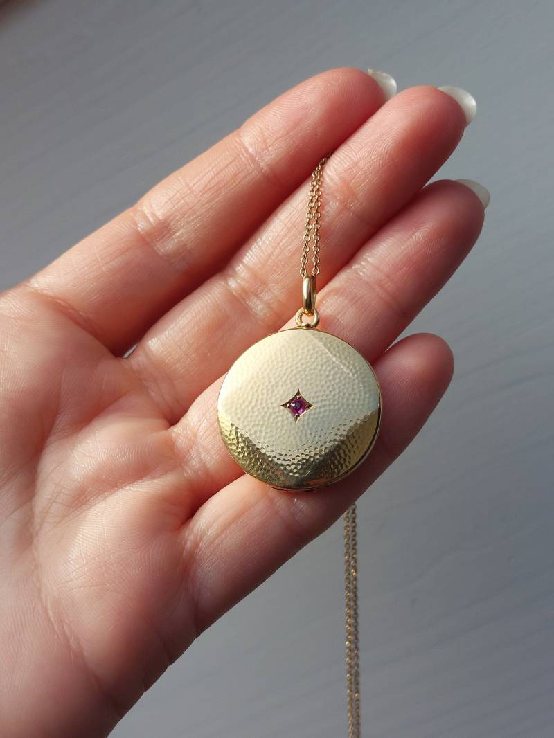 Antikes Sternmedaillon Aus 18 Karat Gold Mit Strukturierter Oberfläche Und Einem Rubin von Thalievintage