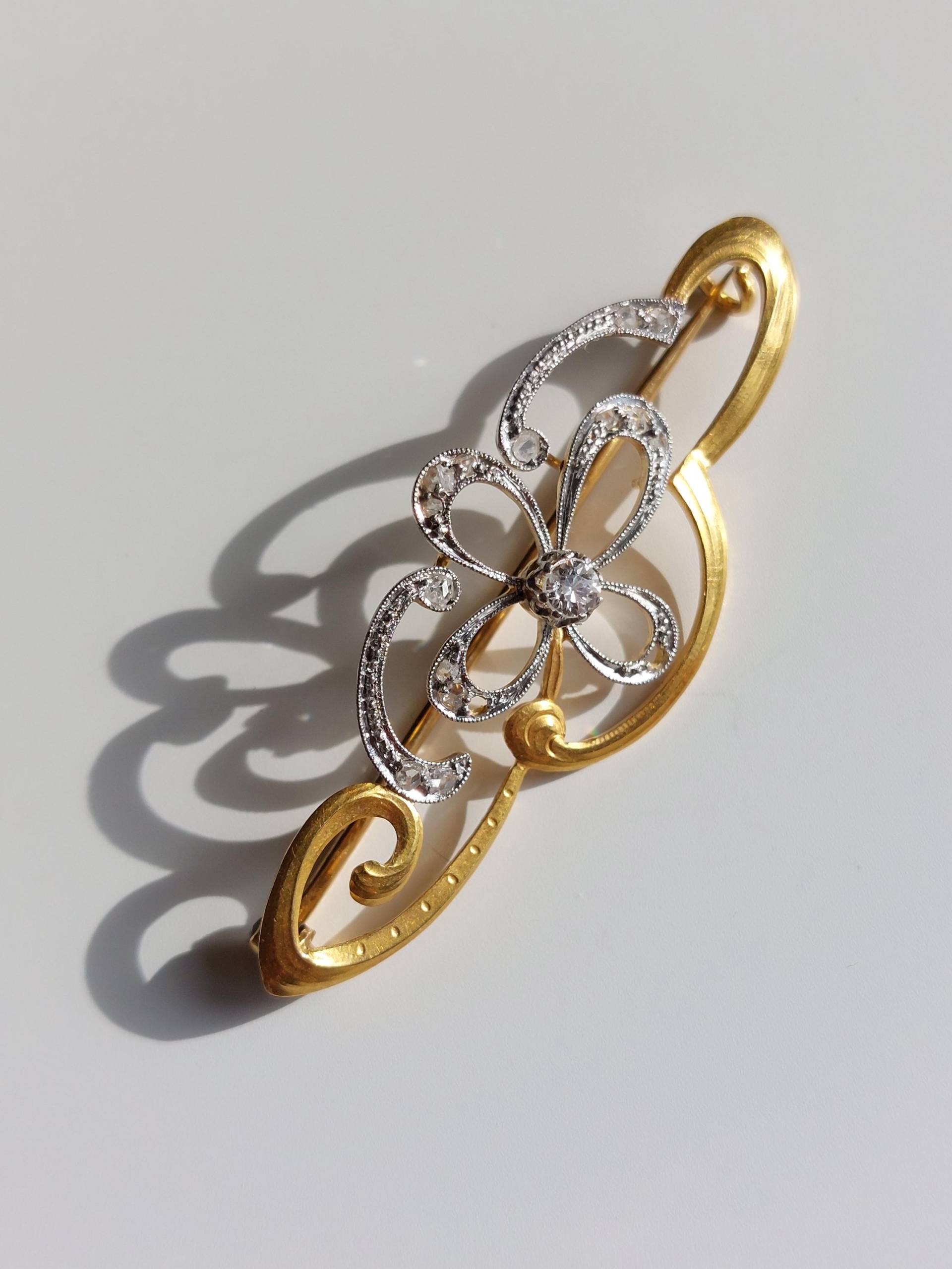 Art Deco 18K Gold Brosche Mit Einem Altschliff Diamanten Und Im Rosenschliff von Thalievintage