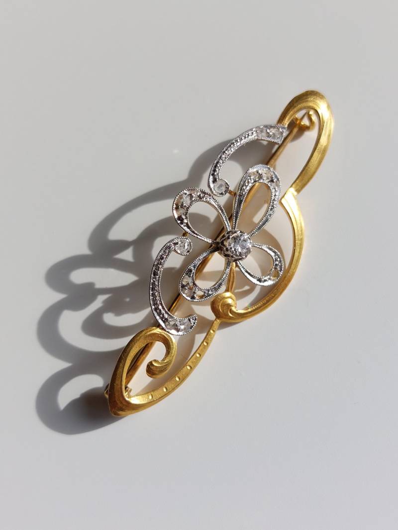 Art Deco 18K Gold Brosche Mit Einem Altschliff Diamanten Und Im Rosenschliff von Thalievintage