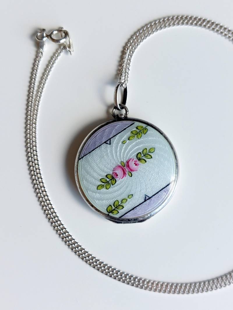 Art Deco Guilloché Emaille Silber Medaillon Mit Handbemalten Rosen Art Deco Guilloché Emaille Silber Medaillon Mit Handbemalten Rosen von Thalievintage