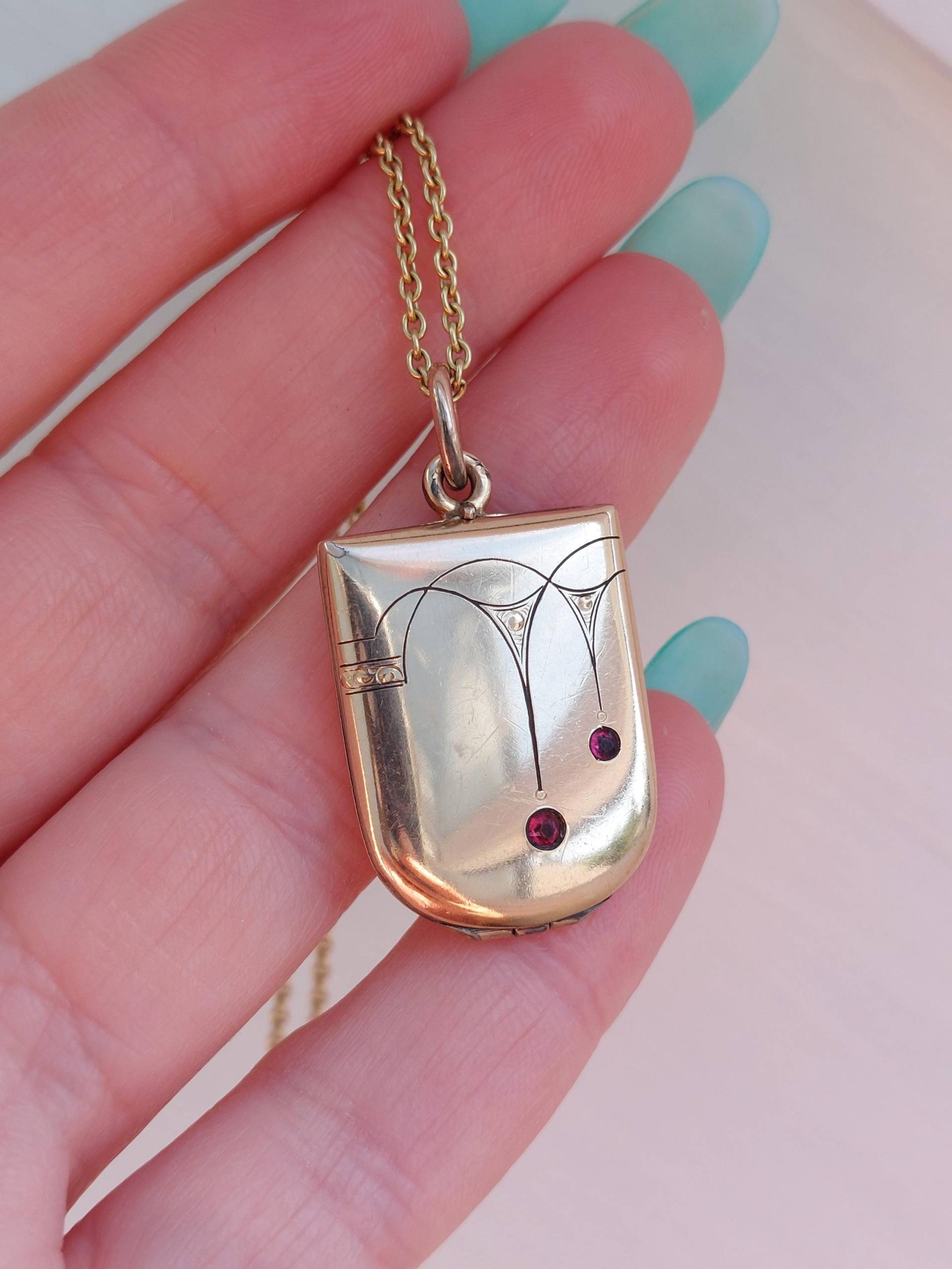 Art Nouveau Fancy Form Rose Gold Vergoldete Medaillon Mit Roten Strasssteinen Art Nouveau Fancy Form Rose Gold Vergoldete Medaillon Mit Roten Strasssteinen von Thalievintage