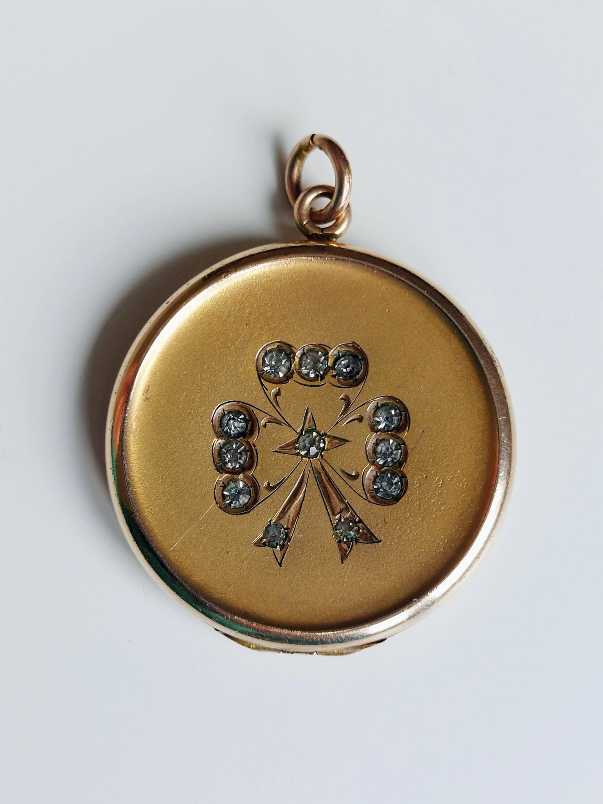 Edwardian Gold Medaillon Mit Schleife Und Strasssteinen von Thalievintage