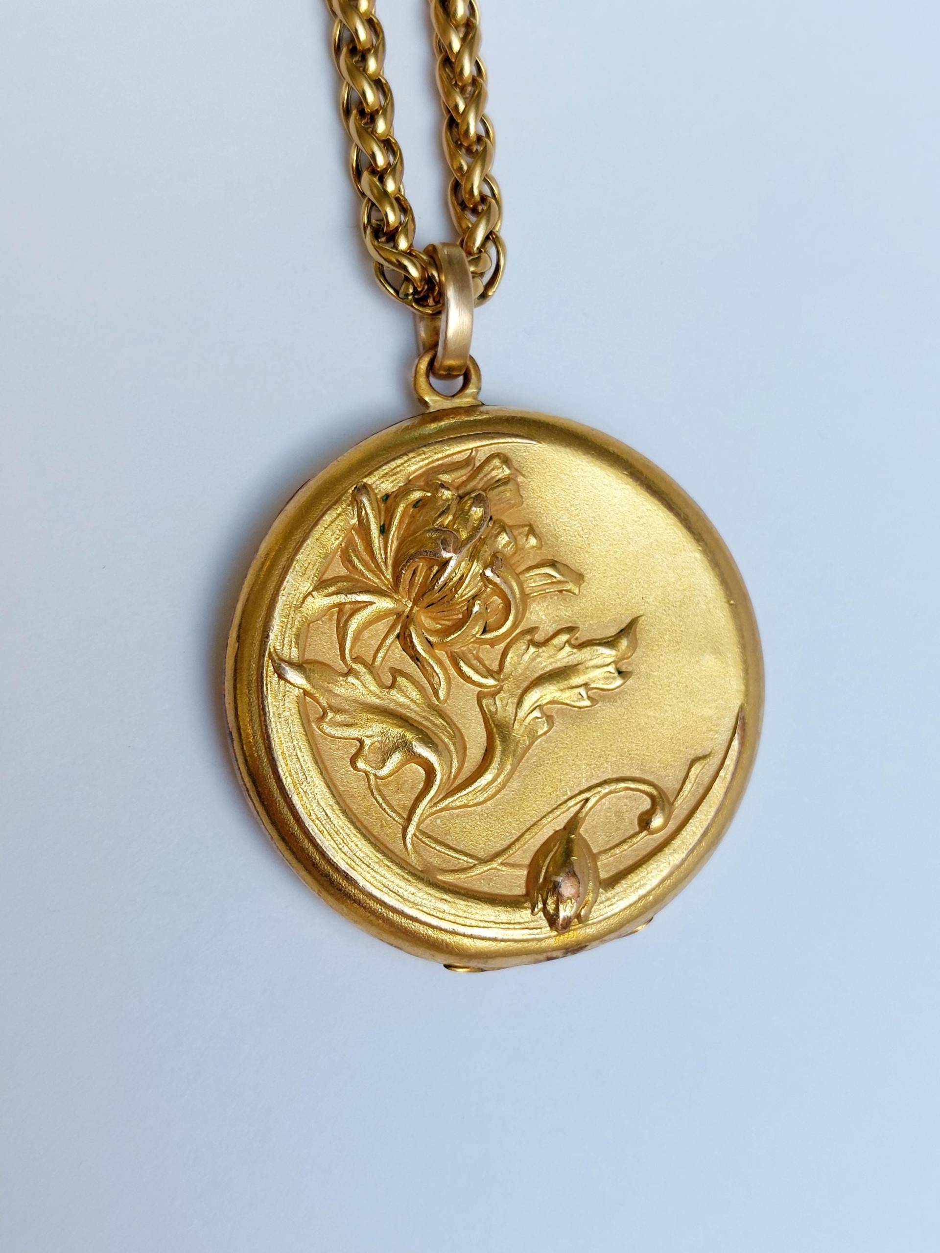 Jugendstil Medaillon in Gold Mit Mond- Und Blütenanhänger - Monogramm Ceh Öse Aus 18K Kette Inklusive von Thalievintage