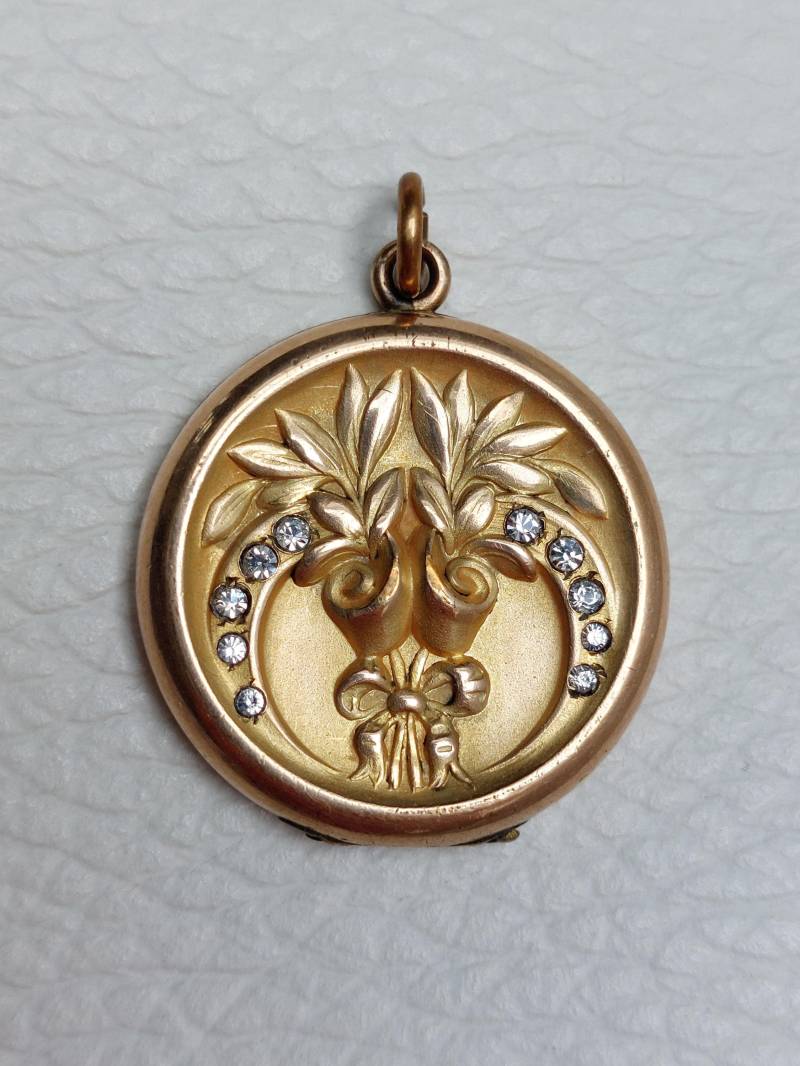 Jugendstil Medaillon Einzigartig Gold Filled Mit Strasssteinen Jugendstil Medaillon Einzigartig Gold Filled Mit Strasssteinen von Thalievintage
