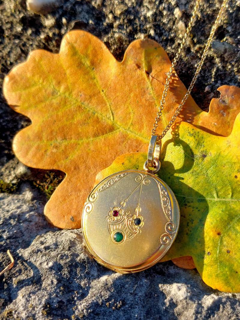 Jugendstil Medaillon Mit Farbigen Strasssteinen - Neue 18K Goldschleife von Thalievintage