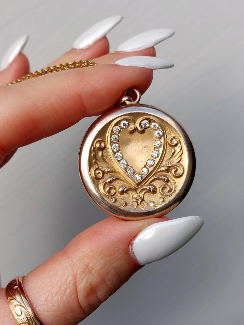 Jugendstil Medaillon in Repousse Mit Strasssteinen Besetzt von Thalievintage