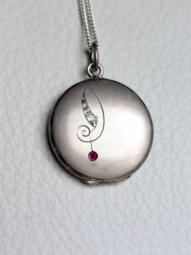 Jugendstil Silber Medaillon Mit Rotem Strass Jugendstil Silber Medaillon Mit Rotem Strass von Thalievintage