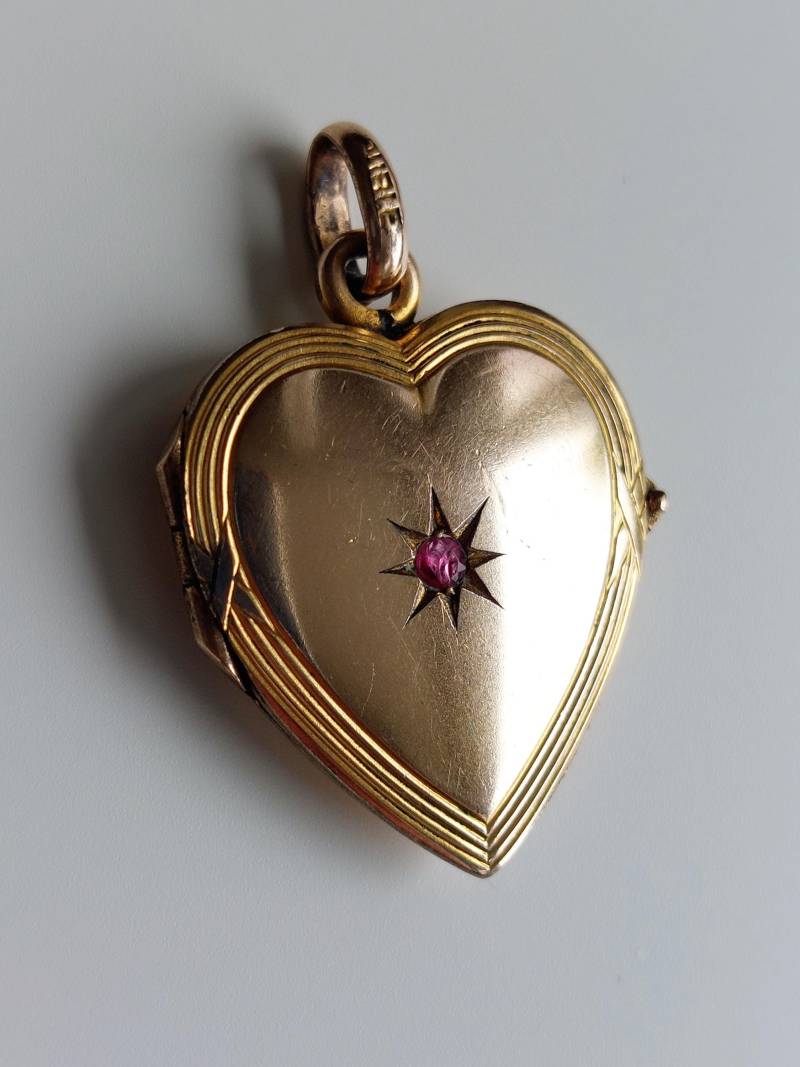 Vergoldetes Jugendstil Medaillon Herz Mit Einem Roten Stein von Thalievintage