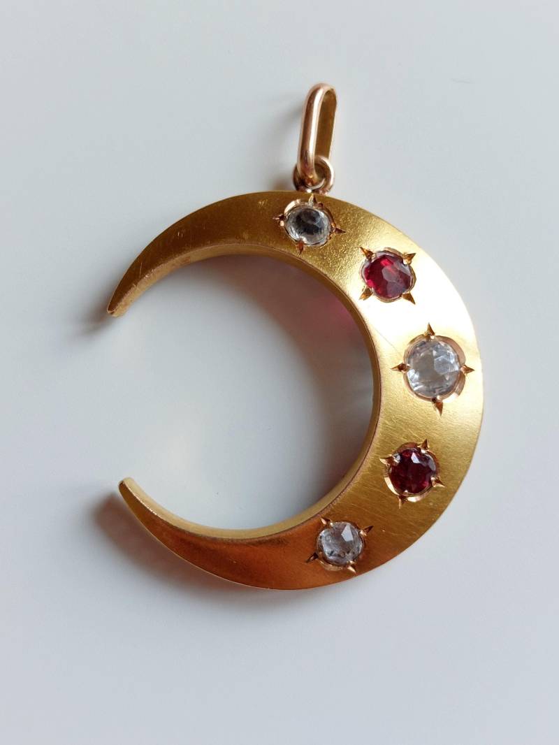 Victorian 18K Mond Anhänger Mit Klaren Und Roten Strasssteinen Victorian 18K Mond Anhänger Mit Klaren Und Roten Strasssteinen von Thalievintage