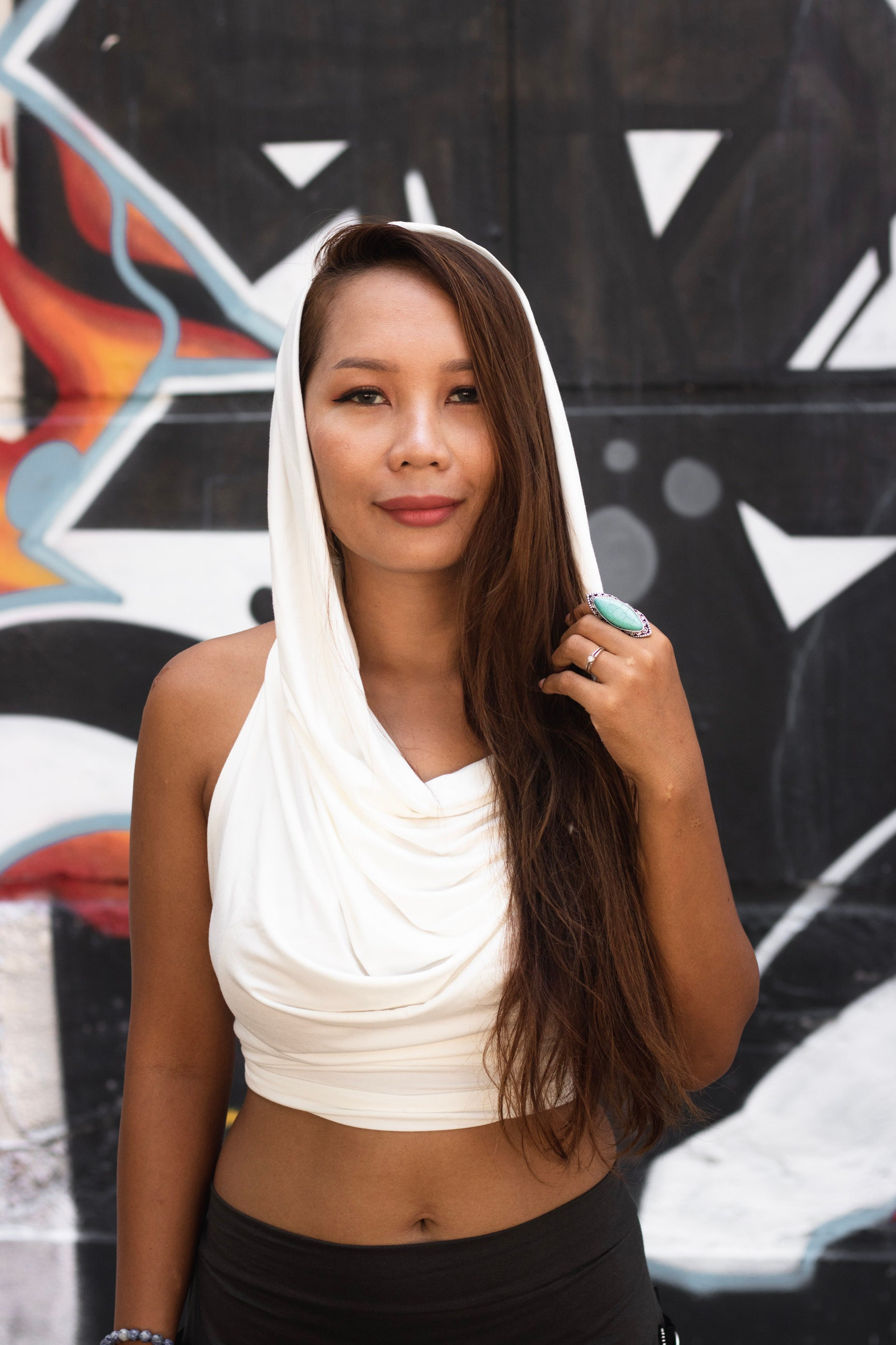 Rückenfreies Kapuzen Top Cowl Necked Hood Crop Top von ThalutaBohoWear