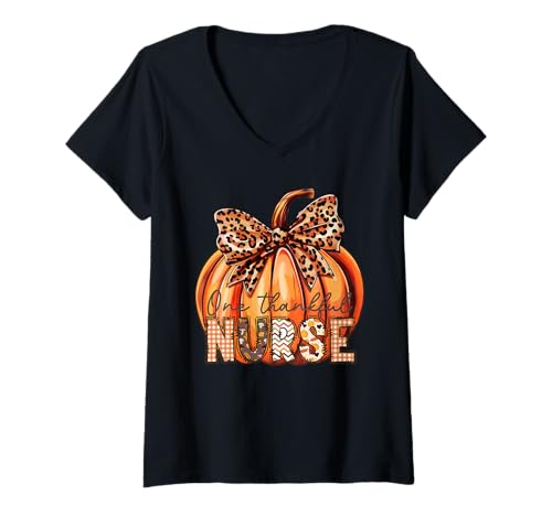 Damen One Thankful Nurse | Leopard Kokette Schleife Kürbis Halloween T-Shirt mit V-Ausschnitt Damen One Thankful Nurse | Leopard Kokette Schleife Kürbis Halloween T-Shirt mit V-Ausschnitt von Thanksgiving Apparel