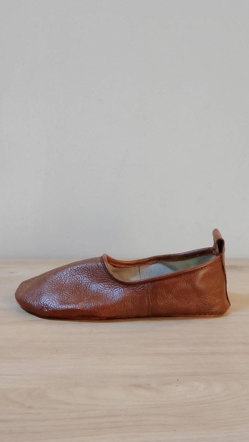 Luxus Leder Hausschuhe, Reise Indoor Schuh | Cognac Luxus Leder Hausschuhe, Reise Indoor Schuh | Cognac von Thaqafah