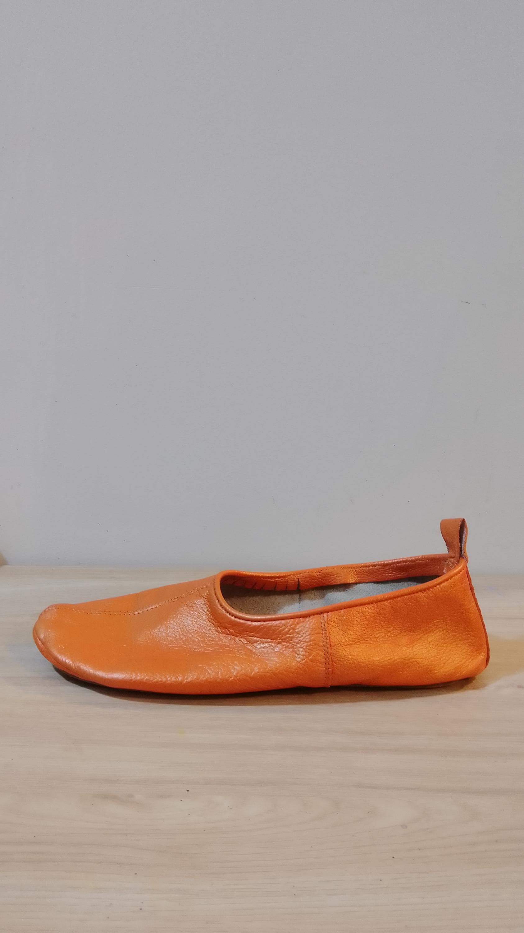 Luxus Leder Hausschuhe, Reise Indoor-Schuhe | Metallic Orange Luxus Leder Hausschuhe, Reise Indoor-Schuhe | Metallic Orange von Thaqafah