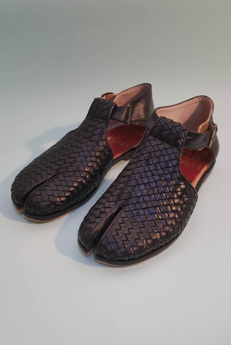 Schwarze Tabi Schuhe, Gewebte Schuhe - Vorbestellung Schwarze Tabi Schuhe, Gewebte Schuhe - Vorbestellung von Thaqafah