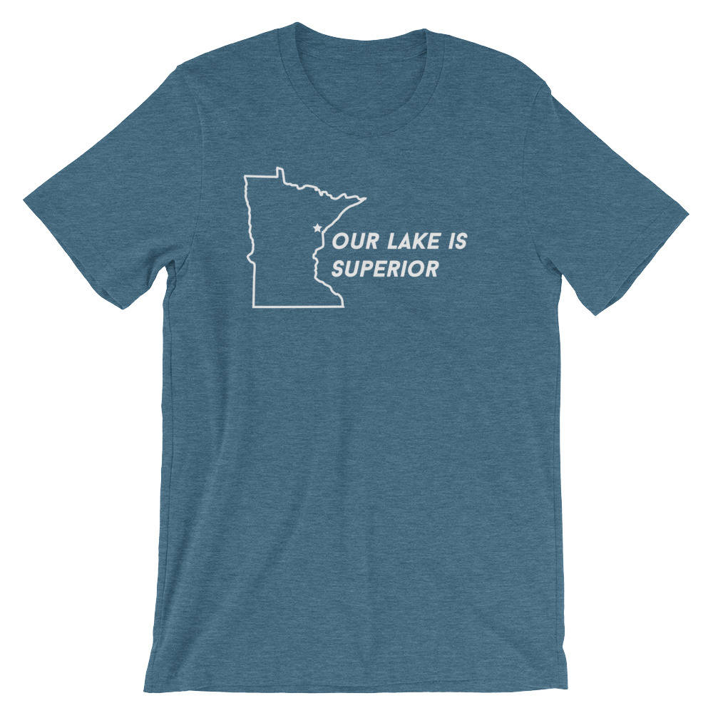 Duluth Our Lake Ist Superior Lustiges Mn Geschenk T-Shirt Kurzarm Unisex von ThatMNLife