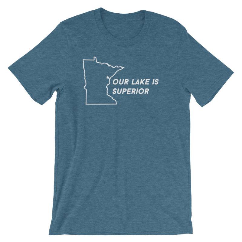 Duluth Our Lake Ist Superior Lustiges Mn Geschenk T-Shirt Kurzarm Unisex von ThatMNLife