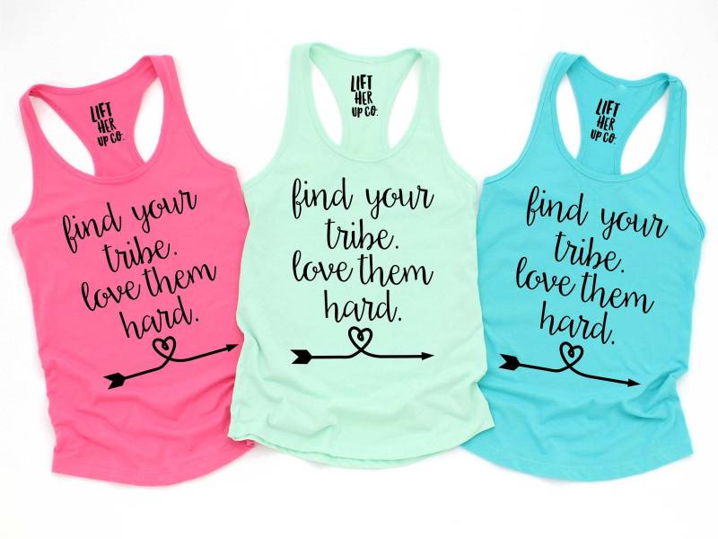Finde Deinen Stamm Und Liebe Sie Hart - Süßes Workout Tank Top. Jersey Tank-Top. Fitness Tank. Motivations Fitness-Motivation Finde Deinen Stamm Und Liebe Sie Hart - Süßes Workout Tank Top. Jersey Tank-Top. Fitness Tank. Motivations Fitness-Motivation von ThatStickerBabeCo