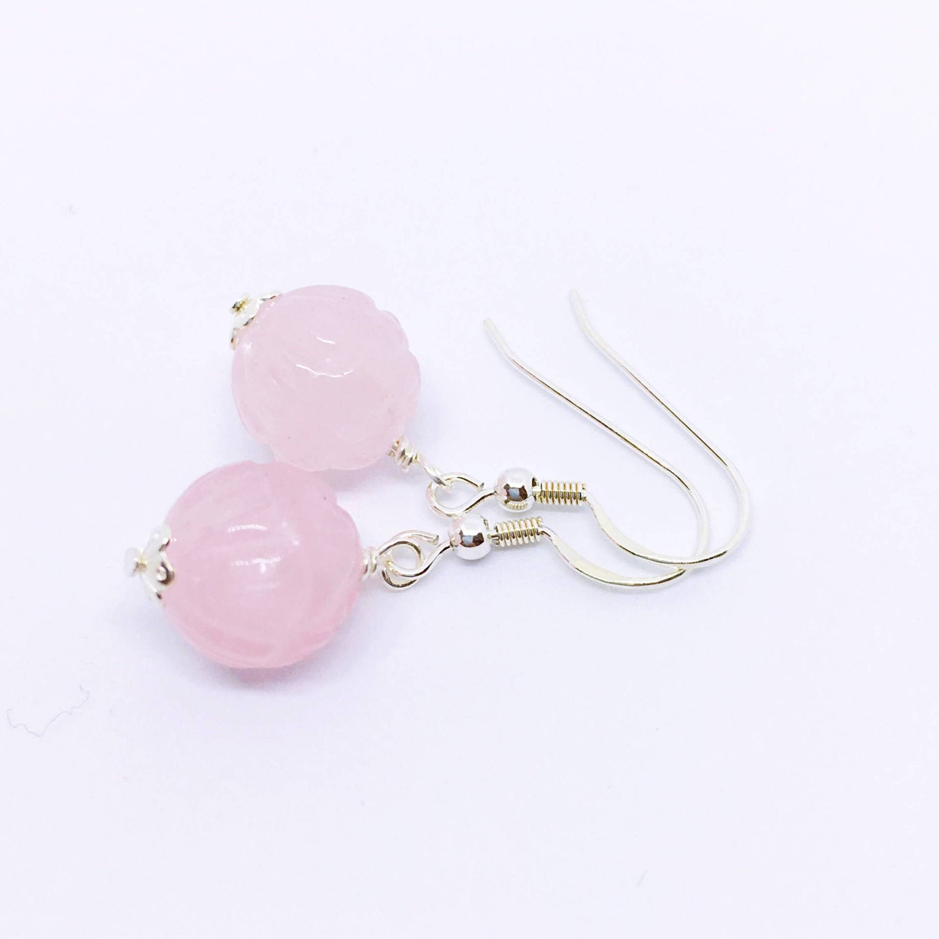 Rosenquarz Ohrringe, Rosenquarz-Ohrringe, Boucles D'oreilles Quarz Rose, Geschnitzter Lotus Edelstein, Sterling Silber, Adventskalender Füller Rosenquarz Ohrringe, Rosenquarz-Ohrringe, Boucles D'oreilles Quarz Rose, Geschnitzter Lotus Edelstein, Sterling Silber, Adventskalender Füller von ThatStoneStudio