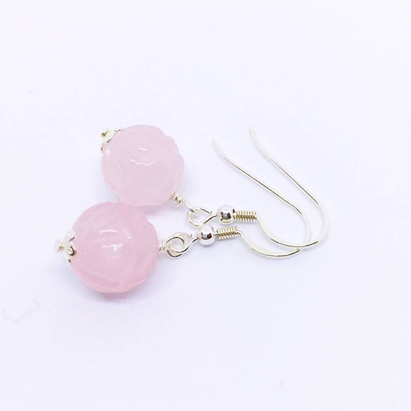 Rosenquarz Ohrringe, Rosenquarz-Ohrringe, Boucles D'oreilles Quarz Rose, Geschnitzter Lotus Edelstein, Sterling Silber, Adventskalender Füller Rosenquarz Ohrringe, Rosenquarz-Ohrringe, Boucles D'oreilles Quarz Rose, Geschnitzter Lotus Edelstein, Sterling Silber, Adventskalender Füller von ThatStoneStudio