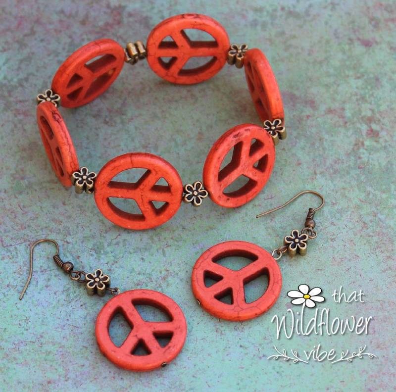 Rot-Orange-Peace-Zeichen-Armband, Orange Friedenszeichen Ohrringe, Rot-Orange-stretch-Armband, Boho Armband Set, Und Ohrringe Set Rot-Orange-Peace-Zeichen-Armband, Orange Friedenszeichen Ohrringe, Rot-Orange-stretch-Armband, Boho Armband Set, Und Ohrringe Set von ThatWildflowerVibe