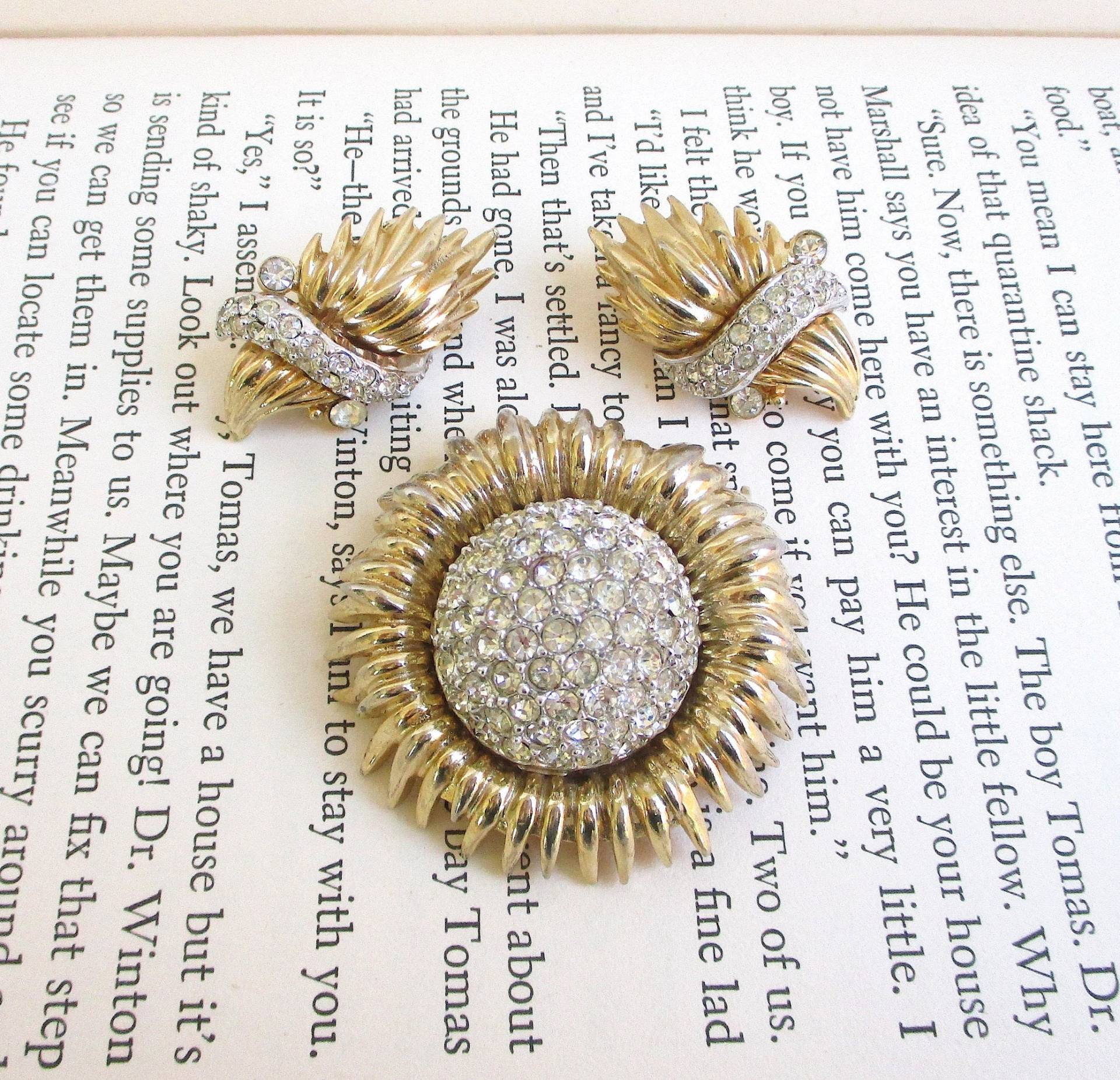 Ledo Polcini Domed Pave Strass- Und Goldblumen-Brosche Passende Ohrclips - Designer Signiert Ny State Ledo Polcini Domed Pave Strass- Und Goldblumen-Brosche Passende Ohrclips - Designer Signiert Ny State von ThatchandSloane