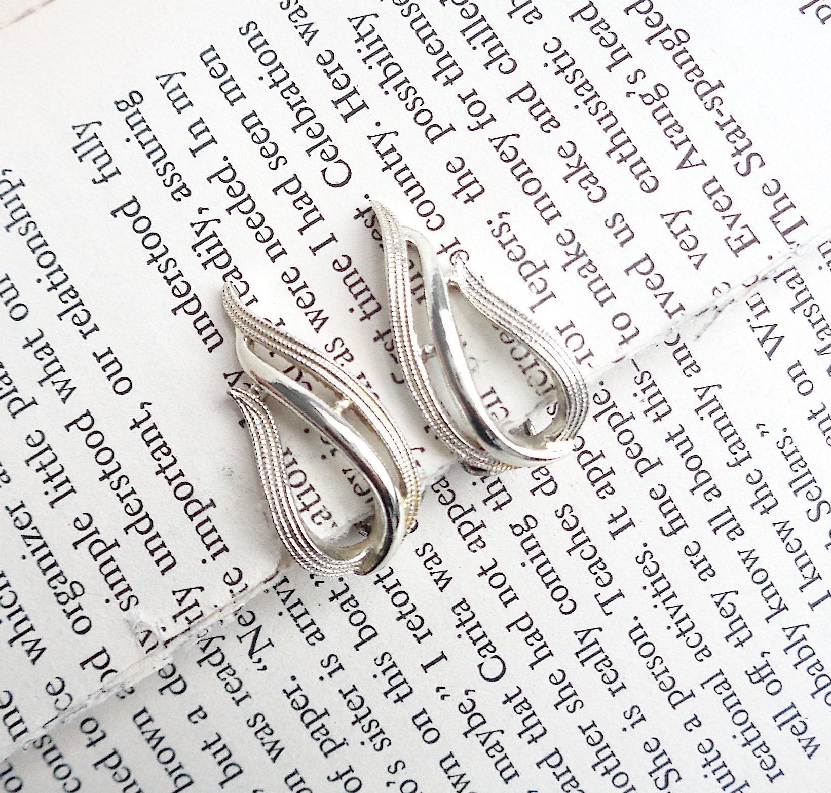 Sarah Coventry "Atemberaubende" Silberfarbene Metall Ohrclips - Ohrringe Aus Dem Jahr 1958 Designer Signiert Nachlassschmuck." Sarah Coventry "Atemberaubende" Silberfarbene Metall Ohrclips - Ohrringe Aus Dem Jahr 1958 Designer Signiert Nachlassschmuck." von ThatchandSloane