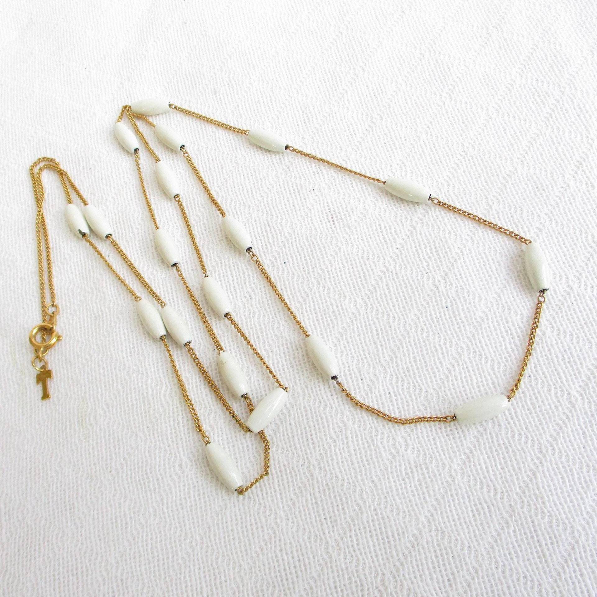 Signierte Trifari Goldkette 30 "Lange Glasperlen Vintage Kettenhalskette - T-Hängeschild Signierte Trifari Goldkette 30 "Lange Glasperlen Vintage Kettenhalskette - T-Hängeschild von ThatchandSloane