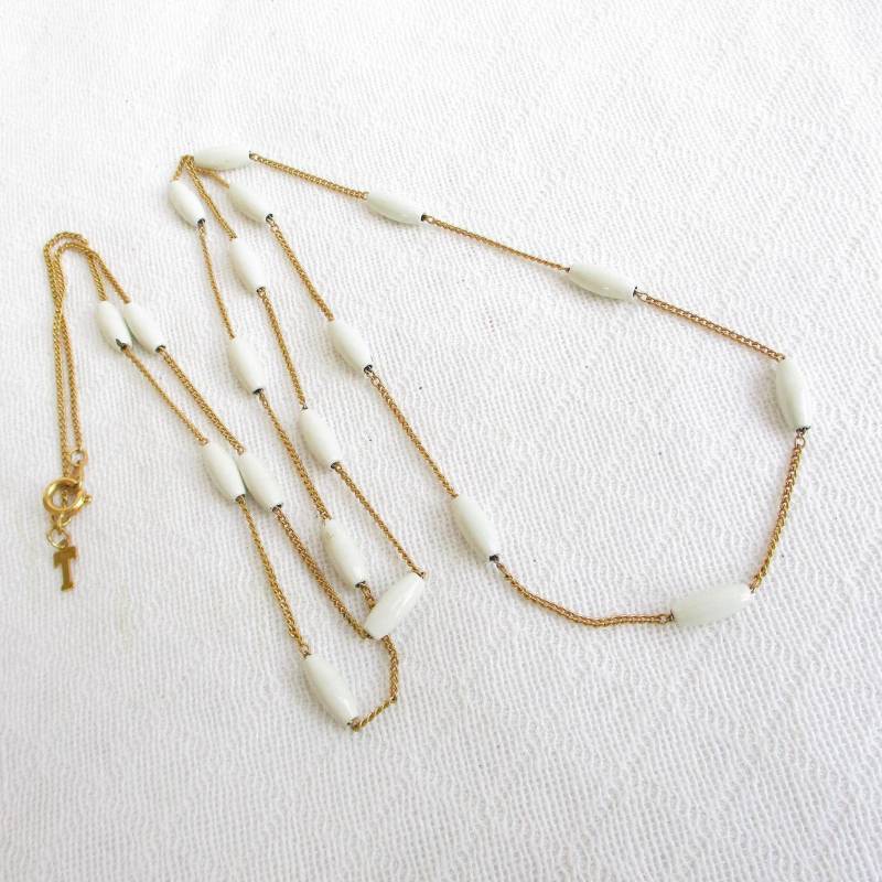 Signierte Trifari Goldkette 30 "Lange Glasperlen Vintage Kettenhalskette - T-Hängeschild Signierte Trifari Goldkette 30 "Lange Glasperlen Vintage Kettenhalskette - T-Hängeschild von ThatchandSloane