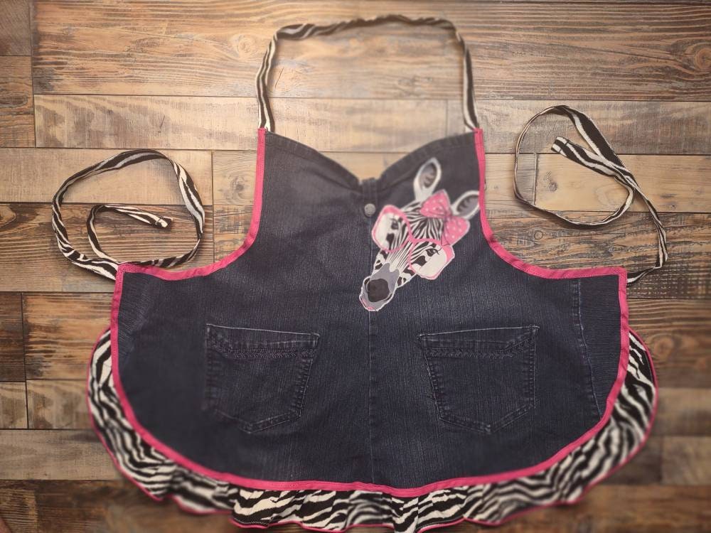 Pink Zebra Teen Upcycled Denim Schürze von ThatsSewNellie