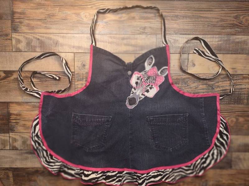 Pink Zebra Teen Upcycled Denim Schürze Pink Zebra Teen Upcycled Denim Schürze von ThatsSewNellie