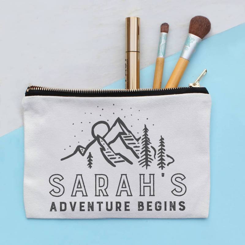Personalisierte Abenteuer Make-Up Tasche, Reise-Kulturbeutel Frauen, Personalisierte Make-Up-Tasche, Brautjungfer Monogramm Kosmetiktasche Personalisierte Abenteuer Make-Up Tasche, Reise-Kulturbeutel Frauen, Personalisierte Make-Up-Tasche, Brautjungfer Monogramm Kosmetiktasche von Thatsnicethatuk