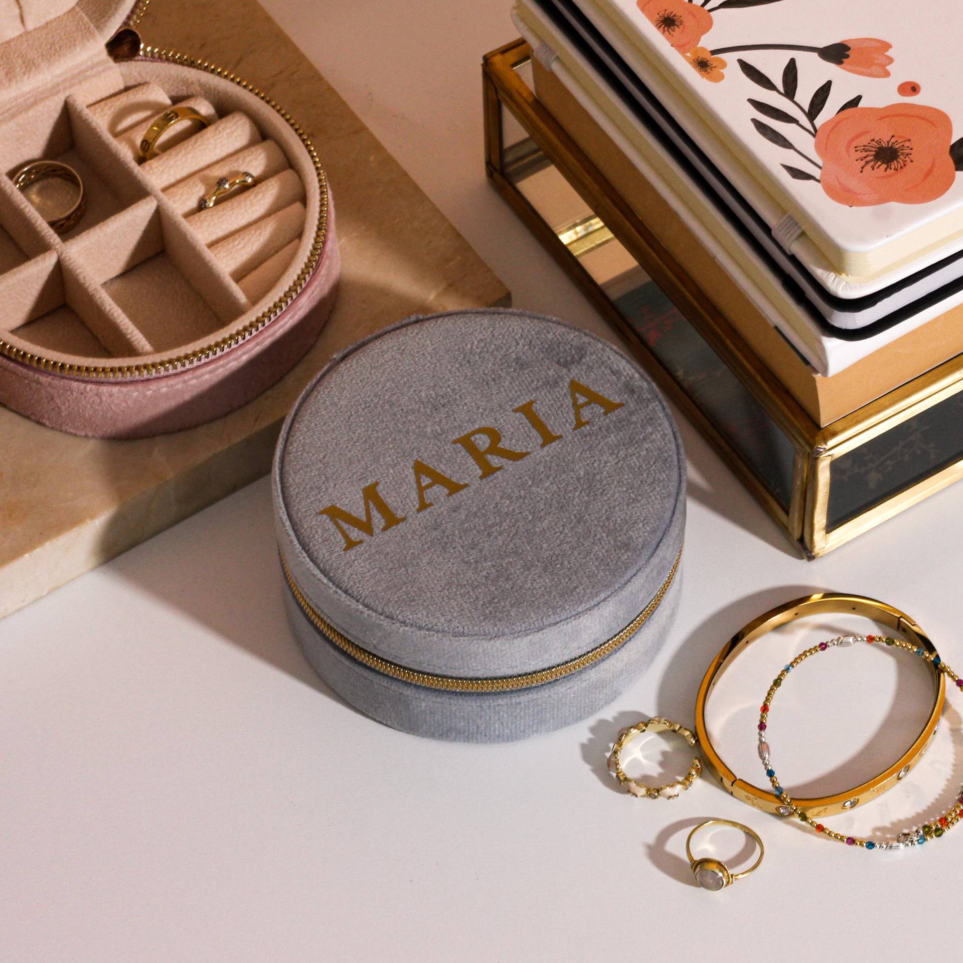 Personalisierte Samt Schmuckschatulle Reisegeschenk Für Sie Schmuck Zubehör Reisezubehör Geschenk Frau Personalisierte Samt Schmuckschatulle Reisegeschenk Für Sie Schmuck Zubehör Reisezubehör Geschenk Frau von Thatsnicethatuk